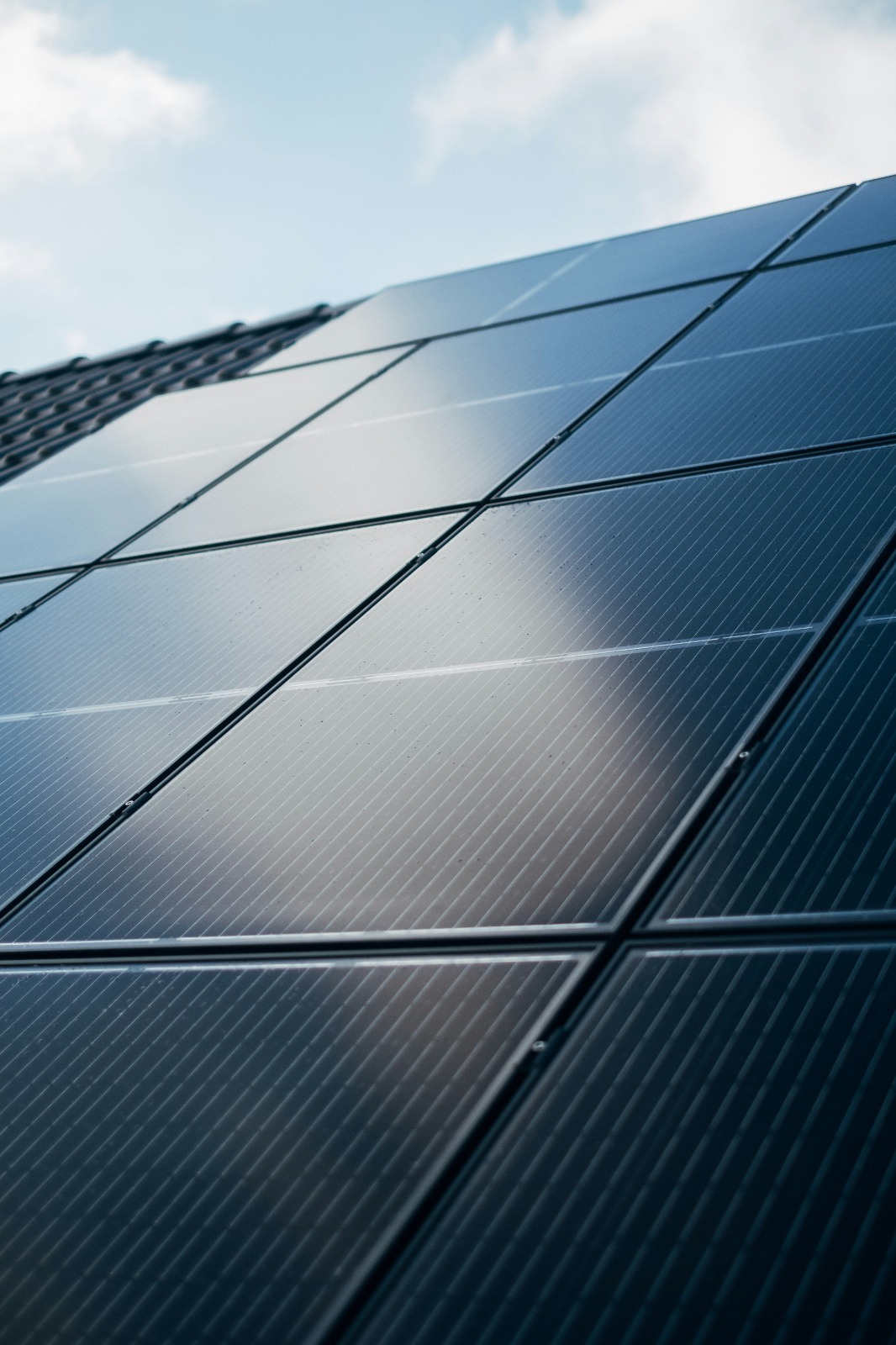 Técnico instalando paneles solares SP Energy